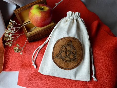 Grasping rune pouch
